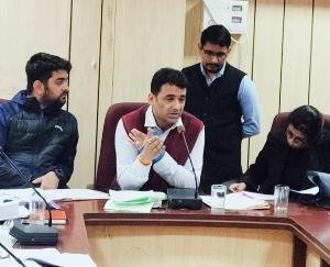 जनहित के कार्यों को प्राथमिकता से निपटाएं राजस्व अधिकारी-प्रशांत देष्टा
