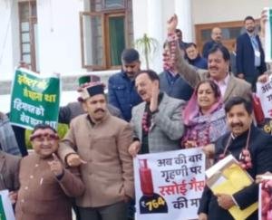 विपक्ष के विधायकों ने गले में प्याज की मालाएं पहनकर की नारेबाज़ी