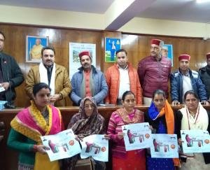 गृहणी सुविधा योजना के तहत 11 पंचायतों की 180 गृहणियों को गैस कनैक्शन वितरित