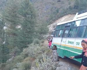 Kullu: Big accident averted due to driver's prudence in Banjar, HRTC bus saved from falling into ditch