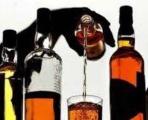 Rakkar police caught 8 bottles of illegal country liquor in Bharauli Jadid