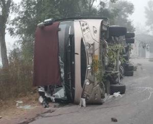 Private bus going from Manali to Jalandhar overturned in Bilaspur, 16 passengers injured, four referred to PGI