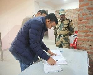 Dharamshala: Deputy Commissioner Dr. Nipun Jindal gave guidelines to the jawans regarding the security of the strong room.
