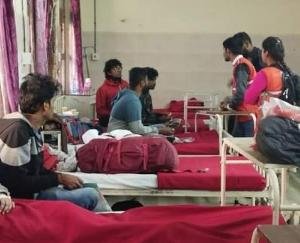 Volunteers of Red Cross Society helped the injured in the bus accident.