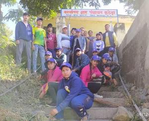 Volunteers of Kuthera School cleaned the surroundings of Panchayat Bhavan