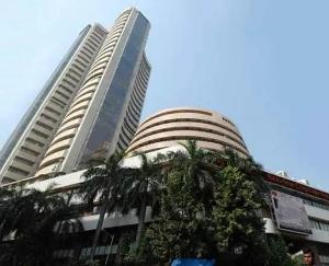 Sensex lost 51 points and Nifty closed at 18497