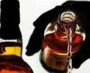 Dadasiba police caught 7 bottles of country liquor from a passerby