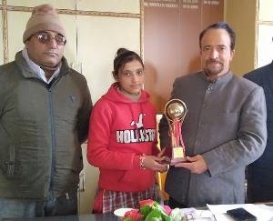 नारा लेखन प्रतियोगिता में मन्नत ठाकुर ने हासिल किया प्रथम स्थान