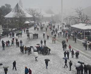 Tourists throng Himachal for New Year's celebration, advance booking started in hotels