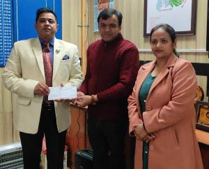 Iflex School Dhanaitar Chauntra donated 10 thousand to the public library