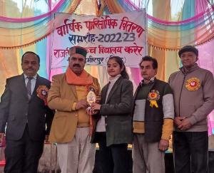 MLA Indra Dutt Lakhanpal distributed prizes to meritorious students of Karer School