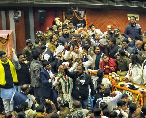 Scuffle between AAP and BJP councilors in Delhi Mayor election