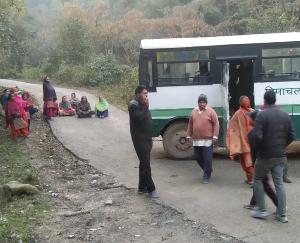 Corporation's bus returned from Jogindernagar to Ropa Banwar route 800 meters from the destination, villagers agitated