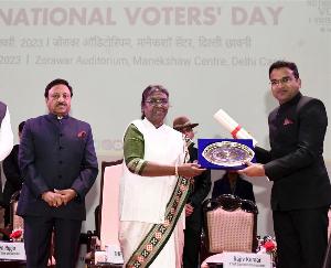 DC Kangra honored in Delhi, conferred with National Award