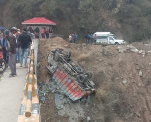 A truck full of cement rolled down from the bridge, 3 people including the driver injured, two in critical condition