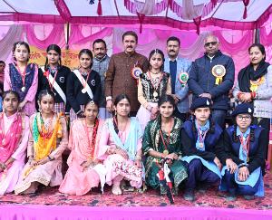 Kunihar: CPS Ramkumar Chaudhary awarded meritorious children in Chandi Vidyalaya