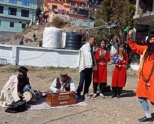 Sirmaur: Information about the schemes of the government was given to the people through street plays.