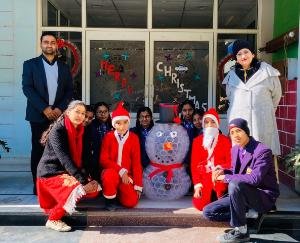 स्नोमैन ,क्रिसमस ट्री और रंग बिरंगे रैथस से हुआ दएसवीएन स्कूल गुलजार