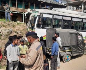  Bus full of 49 students collided with riots, 4 girl students injured