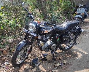 डाडासीबा में आरा चाैक में डंगे से टकराई बाइक,एक जख्मी