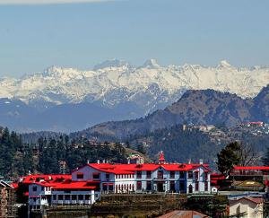 Light snowfall in Himachal's high mountain areas, drop in temperature