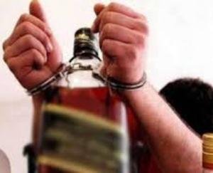Khundia police caught 9000 ml country liquor from the vehicle