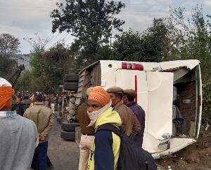 Horrible- road- accident- on- NH- Chandigarh-Manali-, one- girl -died,- 40- people- injured