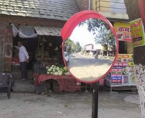 NH department installed crossing road mirror on Dehra bridge in view of the safety of the people