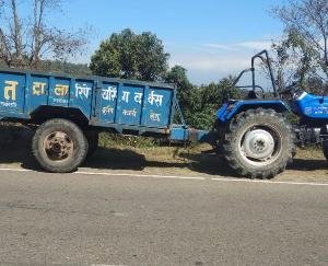 Tractor overturned on the road in Rakkar, rider's leg amputated