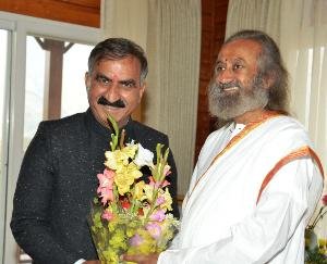 Palampur: Chief Minister met spiritual leader Sri Sri Ravi Shankar