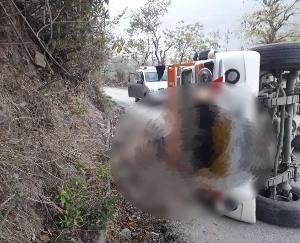 Karsog: -Pickup -overturned- in -the -middle- of -the- road, -driver -killed