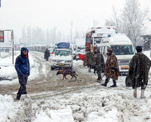 900-tourists-stranded-in-heavy-snowfall-in-Sikkim