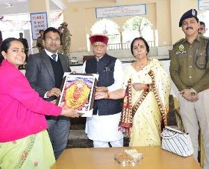 The Governor offered prayers at Maa Jwalaji, Brajeshwari Devi Mata and Chamunda Mata temples.