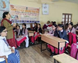 Kunihar: In Kharar Hatti School, the girl students were made aware of cleanliness