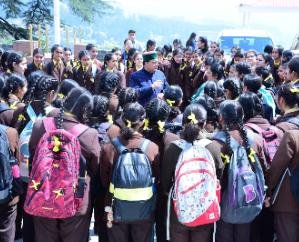 Shimla: Girl students of Auckland House School learned the functioning of the Legislative Assembly