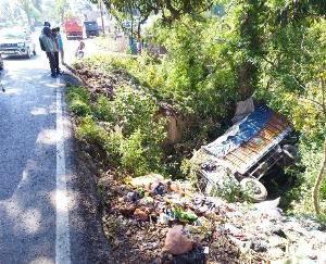 Gaggal: A truck full of goods fell into the drain111