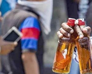 Dehra: Police caught 2 boxes of country liquor from a person in Landiyara