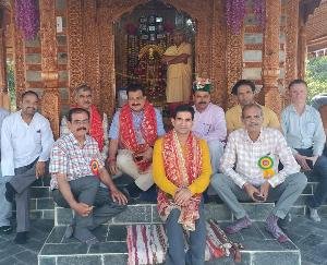 Rakkad: Jwalamukhi's MLA Sanjay Ratna bowed his head in the mother's place