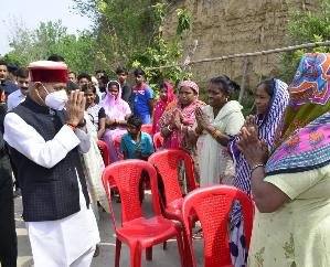 Una: Governor reached Leprosy Ashram in Kotlan Khurd