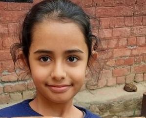 Una: Nalini giving diet and kit to TB patient with her pocket money