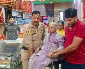 Jwalamukhi: Himachal police jawan came forward to help elderly woman devotee, sent her to hospital 1111