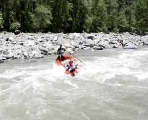 Kullu: Death of a female tourist after the raft overturned in the Beas river