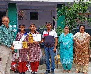 Girl students of Indora Girls School won first prize of Rs 5000 in quiz