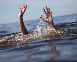 A Punjabi youth drowned while taking a bath in Beas in Kohla, Nadaun, two narrowly escaped