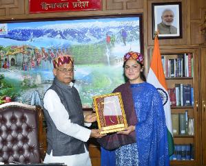 Governor honored mountaineer Baljit Kaur