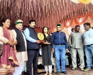 Sirmaur: Deputy Chief Minister honored Vanshika who came in merit in class 12th
