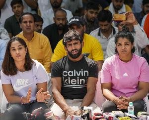 Wrestlers-meeting-with-Anurag-Thakur