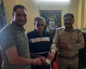 Hamirpur: Traffic Police Incharge Rajkumar returned the money found in ATM