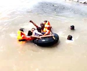 Paonta Sahib: People stranded in Giri flood at Puruwala; saved by the administration