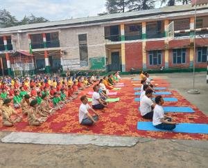 Rajgarh: Local people including school children did yoga on International Yoga Day